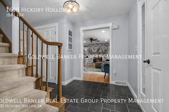 Building Photo - 1600 Hickory Hollow, Menasha