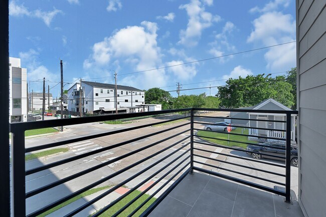 Building Photo - 3313 Baer St