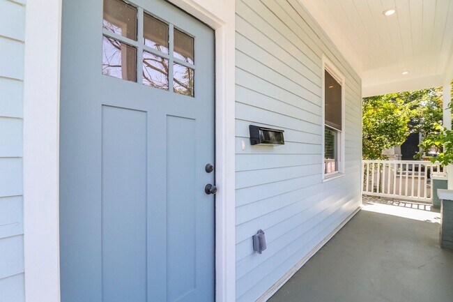 Building Photo - 826 W Victory Dr