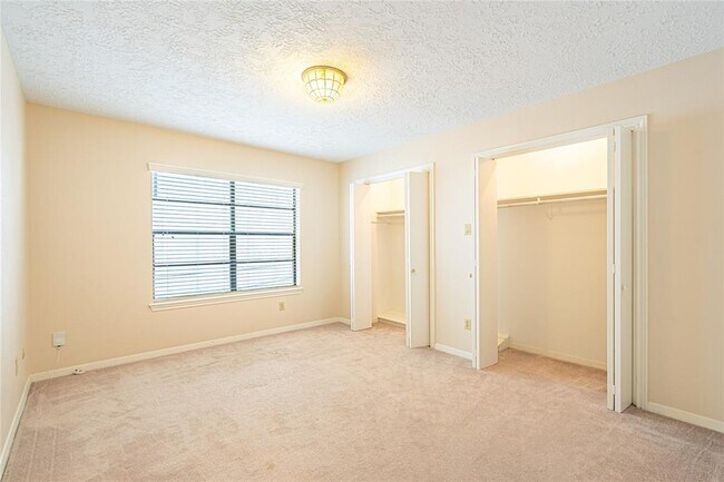 Building Photo - 2306 Potomac Dr