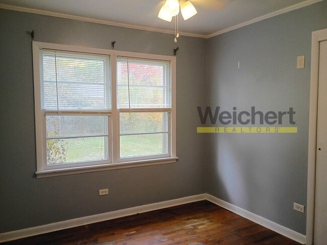 Building Photo - Spacious 4-Bed Home with Fenced Backyard