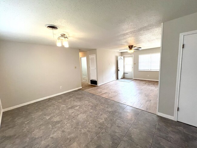 Building Photo - Move In Special 1/2 off 1st month rent ** ...