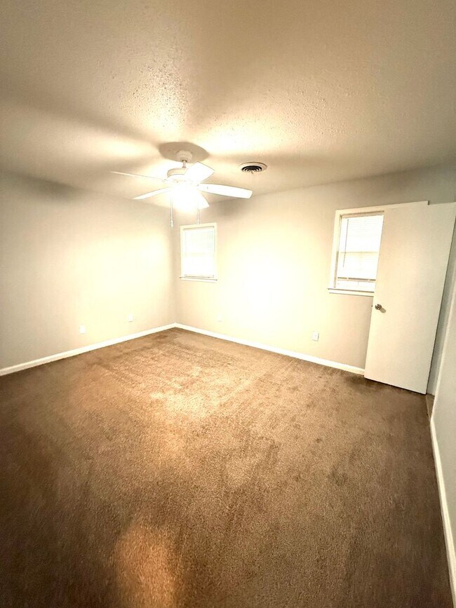 Building Photo - ** 3 Bed 2 Bath located off Eastern Blvd ** call (334) 366-9198 for a self showing