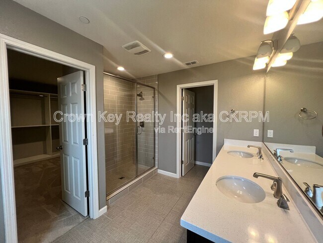 Building Photo - 2254 Middlebury Dr