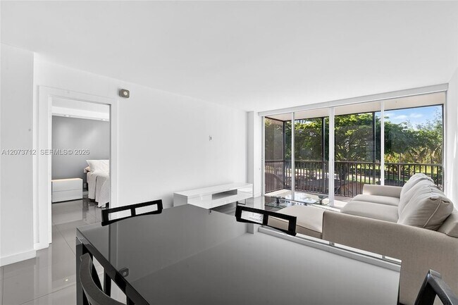 Building Photo - 3301 N Country Club Dr