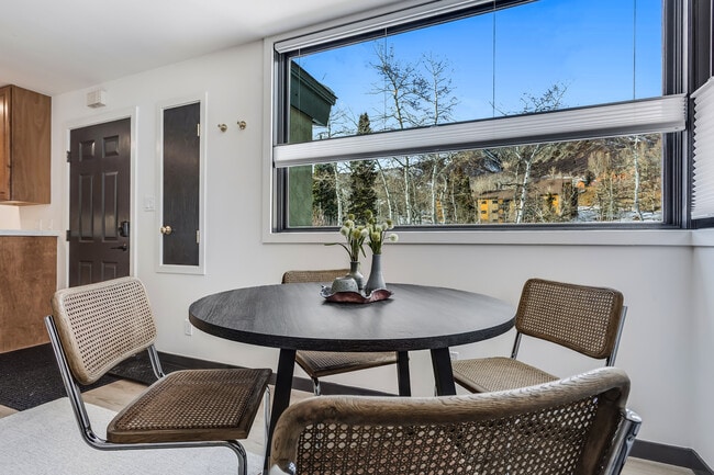 Building Photo - 135 Carriage Way