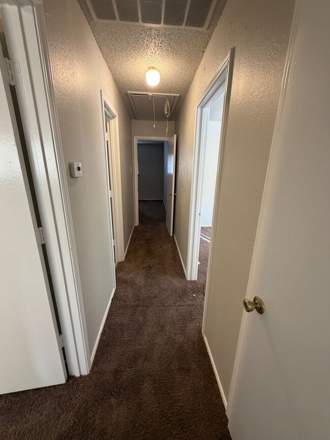 Building Photo - Townhouse Available Now!