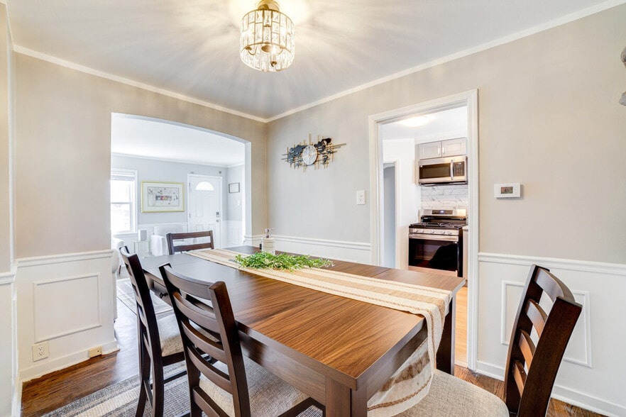 Building Photo - 9830 S Yates Ave