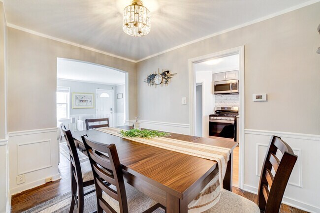 Building Photo - 9830 S Yates Ave