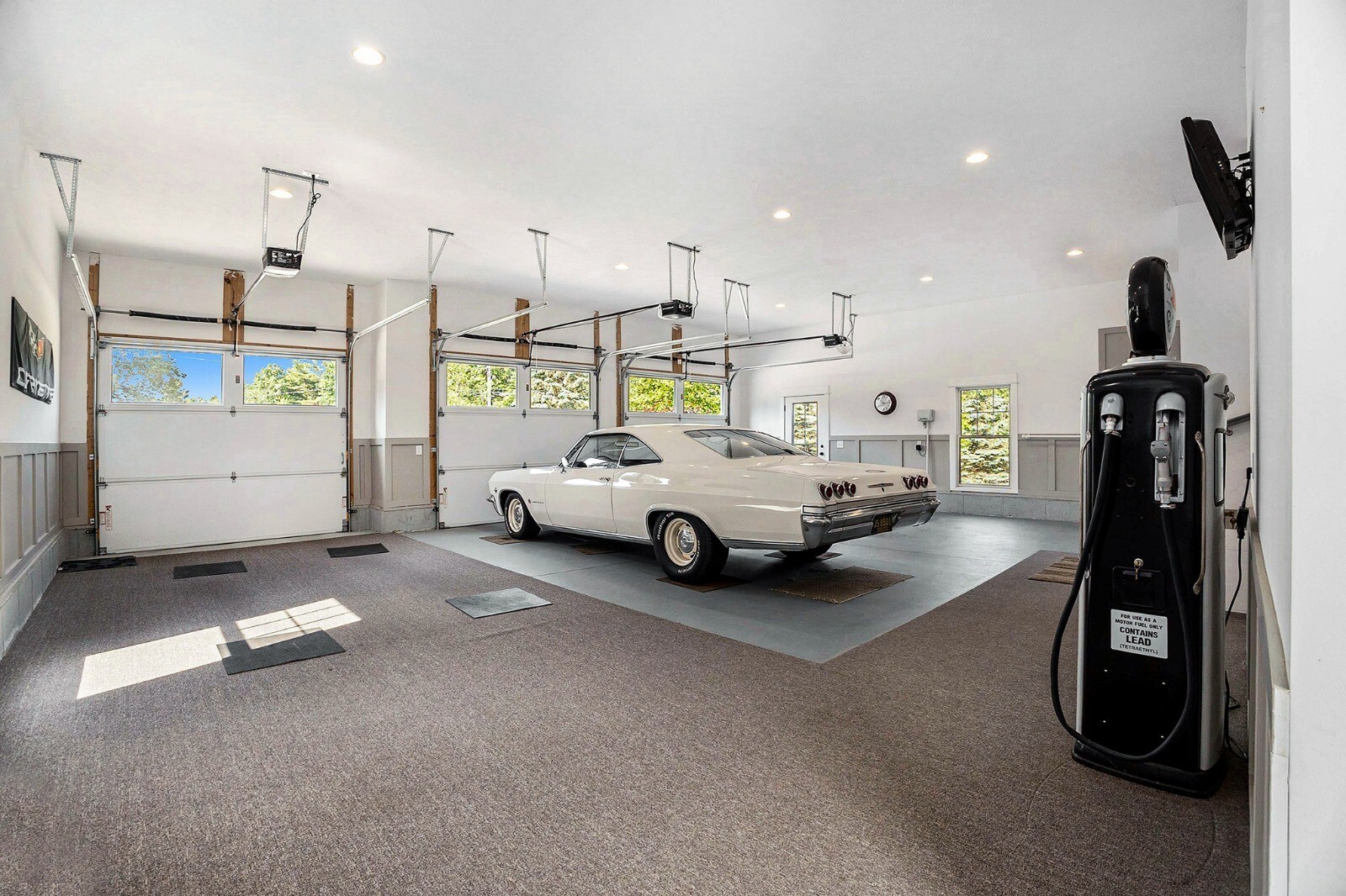 Attached 3-car garage - 1398 N Lakeshore Dr