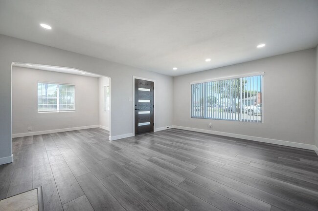 Building Photo - 197 Twin Oaks Cir