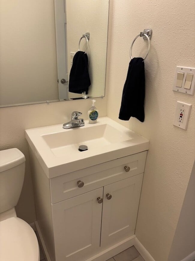 Building Photo - Close to Campus 2BD/1.5 BA Townhouse - Ava...