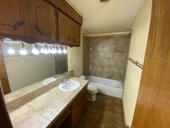 Building Photo - 1408 H St