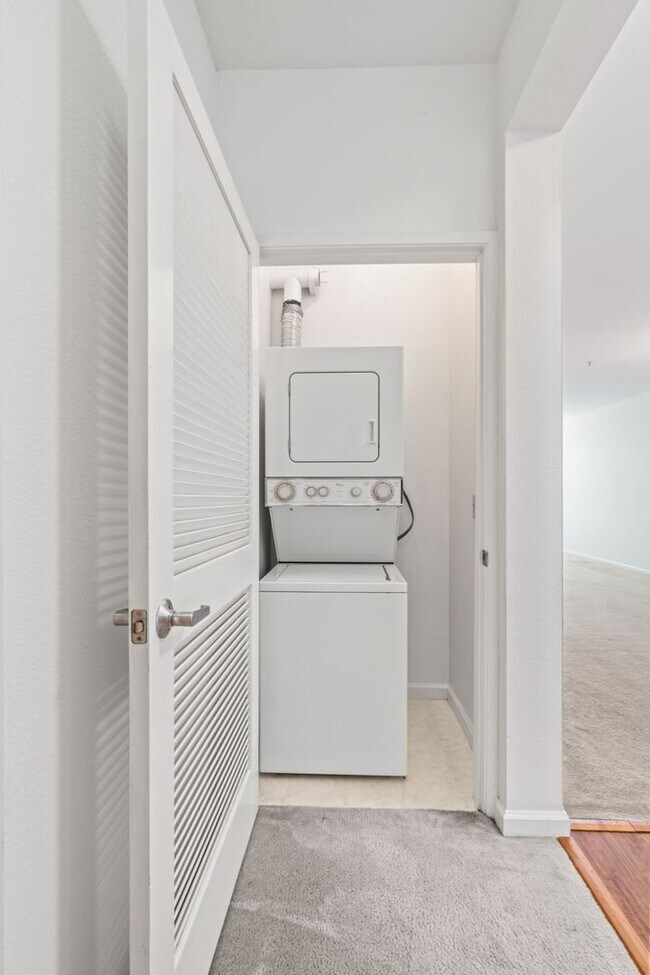 Building Photo - Pet Friendly, Luxurious Condo w/Bay Views....