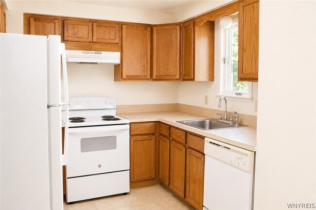 Building Photo - 140 Ayrault Dr