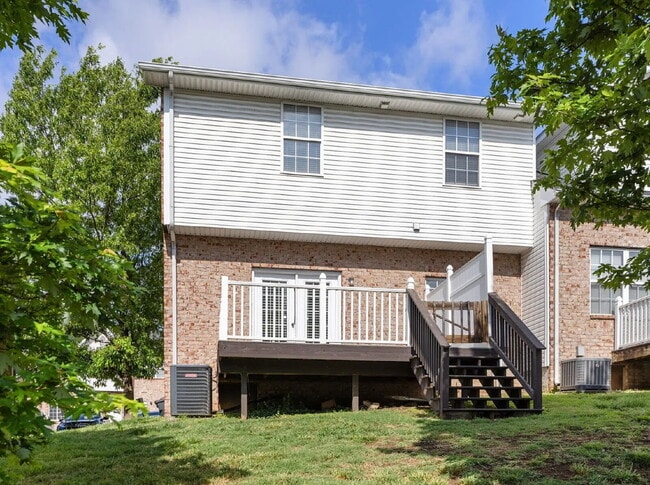 Building Photo - Renovated End-Unit Townhome with Spacious Primary Suite
