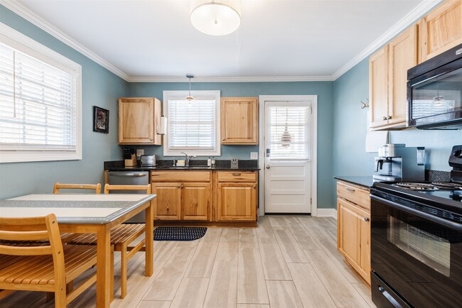 Building Photo - 9 Brookview Cir