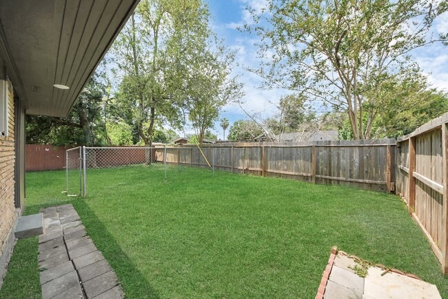 Building Photo - 8102 Bob White Dr