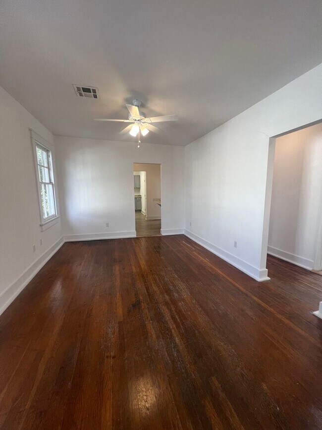 Building Photo - 3 or 4 Bedroom Available on Broadway!