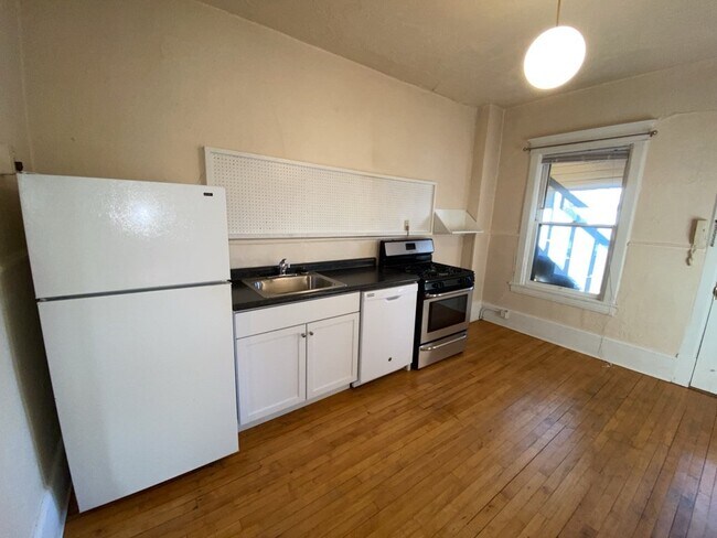 Building Photo - Upper level Corner Unit 1 Bed 1 Bath near Lake of the Isles and Walker Art Center! Description