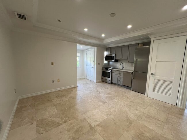 Building Photo - 252 Oleander Ave