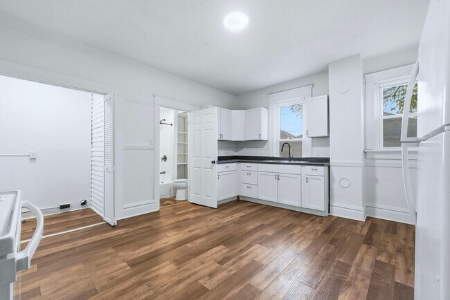 Building Photo - 3-Bed, 2-Bath Home with Large Kitchen & De...