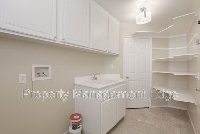 Building Photo - 29880 Pinehurst Dr