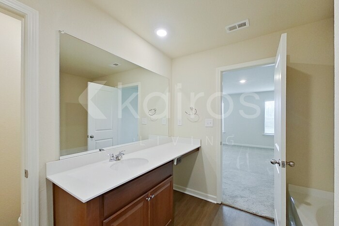 Building Photo - 1138 Freedom Pkwy