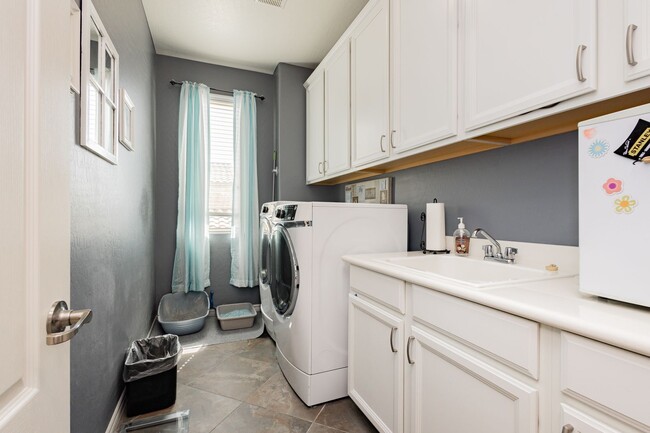 Building Photo - Stunning 4 bedroom 3.5 bath home with 3 ca...