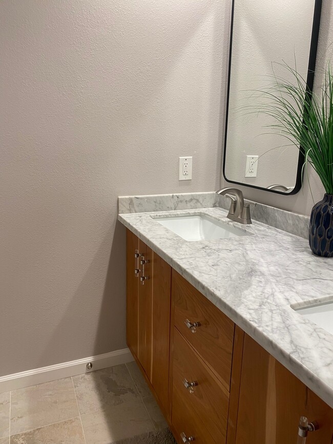 Building Photo - 920 Fuchsia Ln