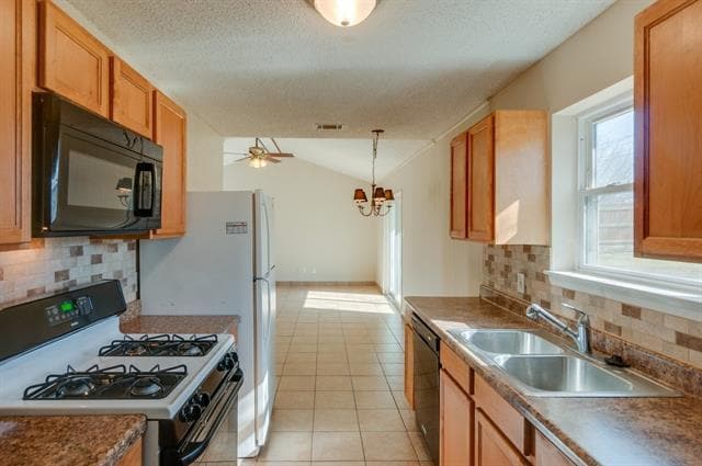 Building Photo - 611 Johns Dr