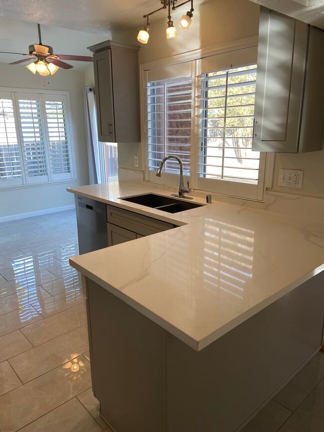 Building Photo - Folsom 3 Bdrm, 2 bath