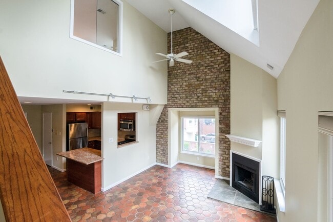 Building Photo - Beautiful Three Bedroom in Washington Square West