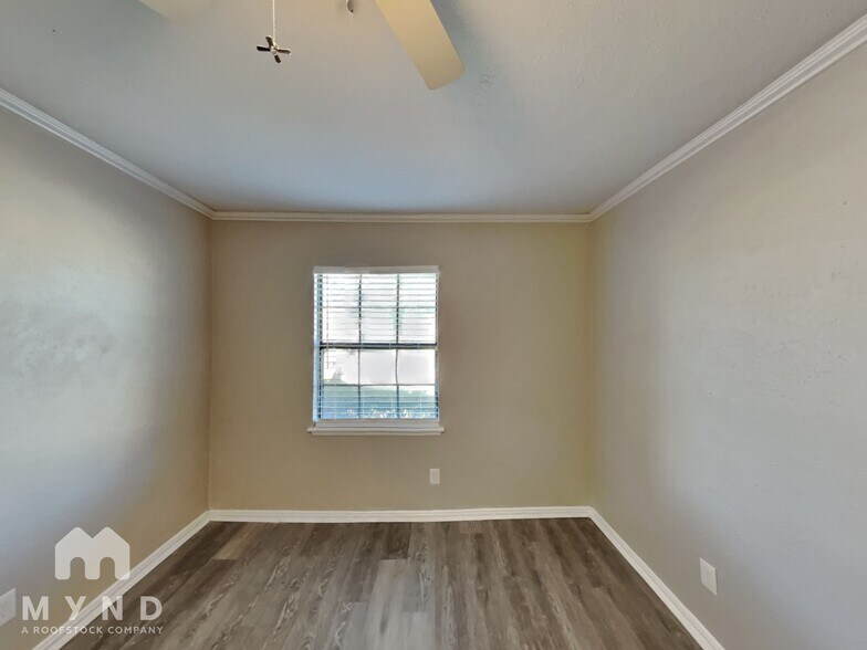 Building Photo - 325 Hemlock Dr