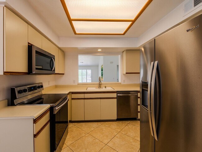 Building Photo - Sought after 2 bedroom 2 bath upstairs con...