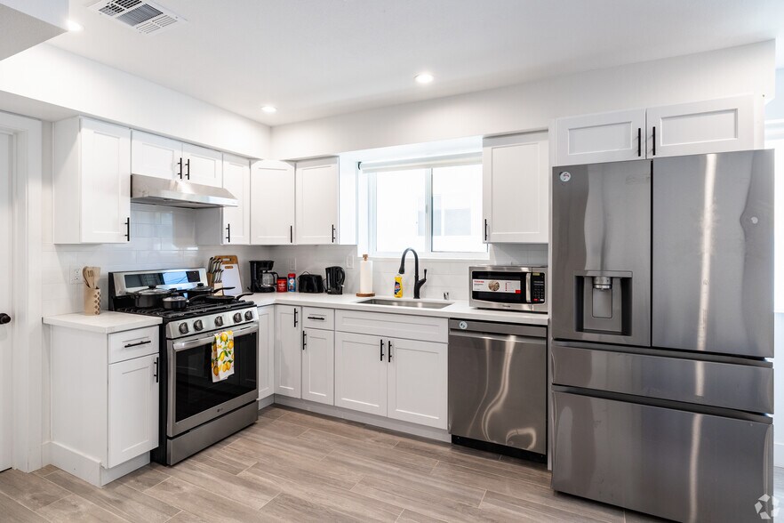 Building Photo - 3001 Van Buren Pl
