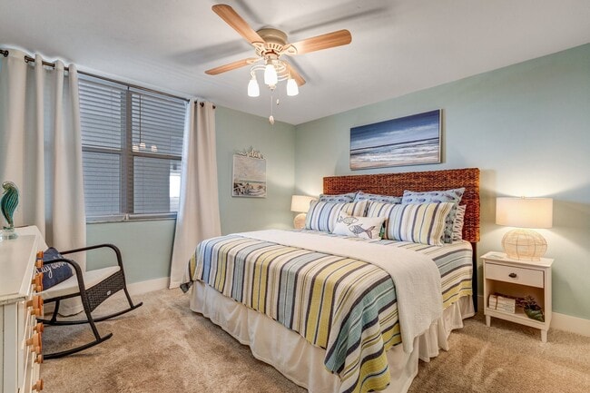 Building Photo - ** NAPLES COVE @ BAY FOREST ** 2 BED / 2 B...