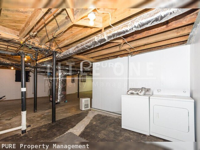 Building Photo - Price Drop Alert!   3 bed 1/5bath Home. Available Now!