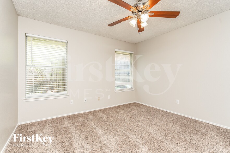 Building Photo - 606 Plainview Dr