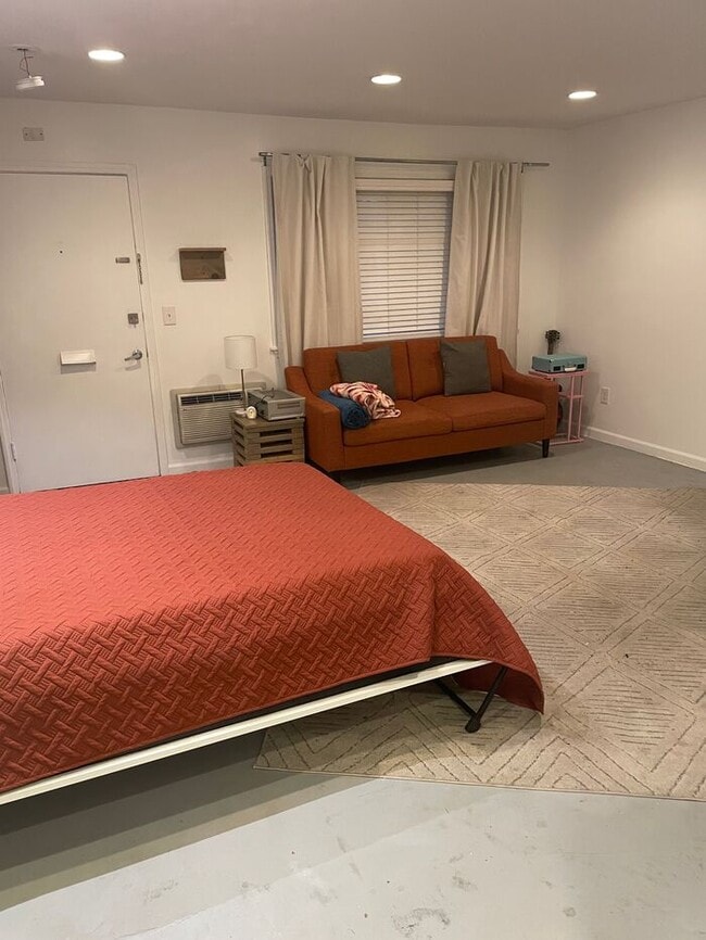 Building Photo - Furnished Studio Apartment