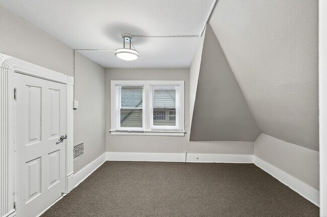 Building Photo - 812 7th St SE