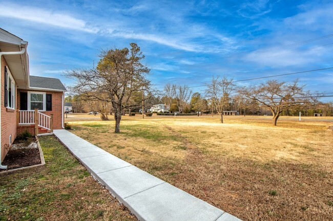 Building Photo - Remodeled 5 Bedrooms, 3 Full Baths