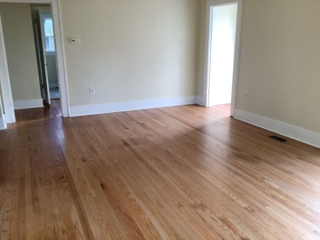 Building Photo - 2-Bedroom 1-Bathrrom Single Family Home