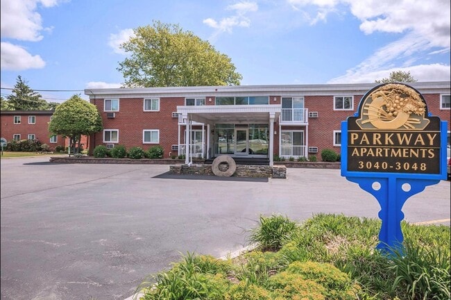 Building Photo - Parkway Apartments