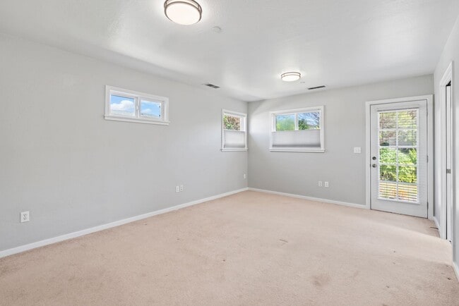 Building Photo - Pet Friendly 3Bd/2Ba Single-Family Home