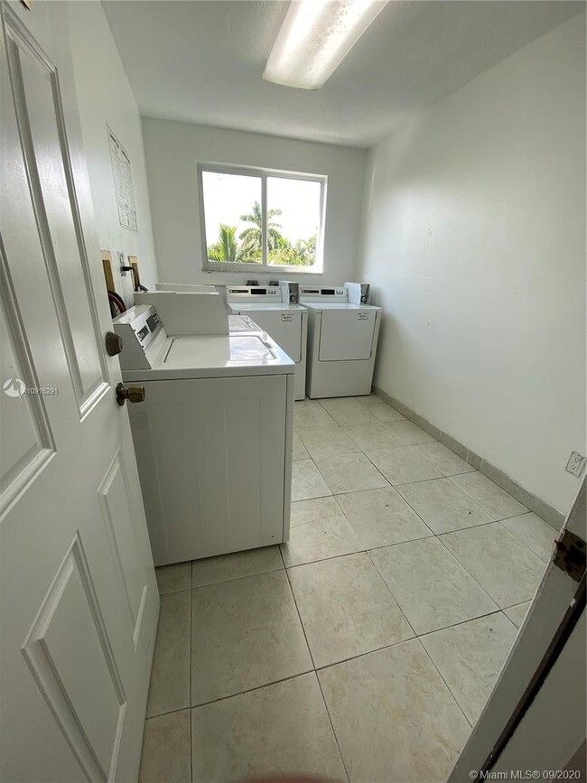 Building Photo - 9971 W Bay Harbor Dr