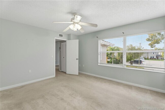 Building Photo - 3253 SW Sunset Trace Cir