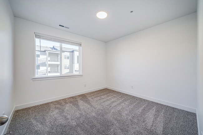 Building Photo - 665 N 380 W