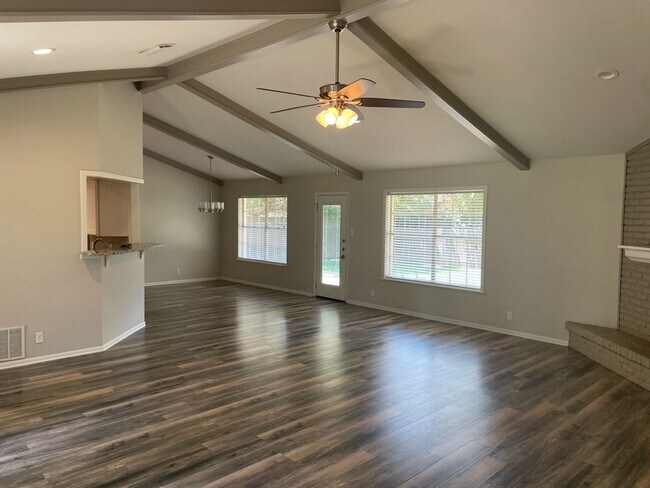 Building Photo - Updated Home Near Rice Elementary!