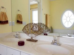 Building Photo - Gorgeous 4BR/3.5BA Townhouse in Desirable ...